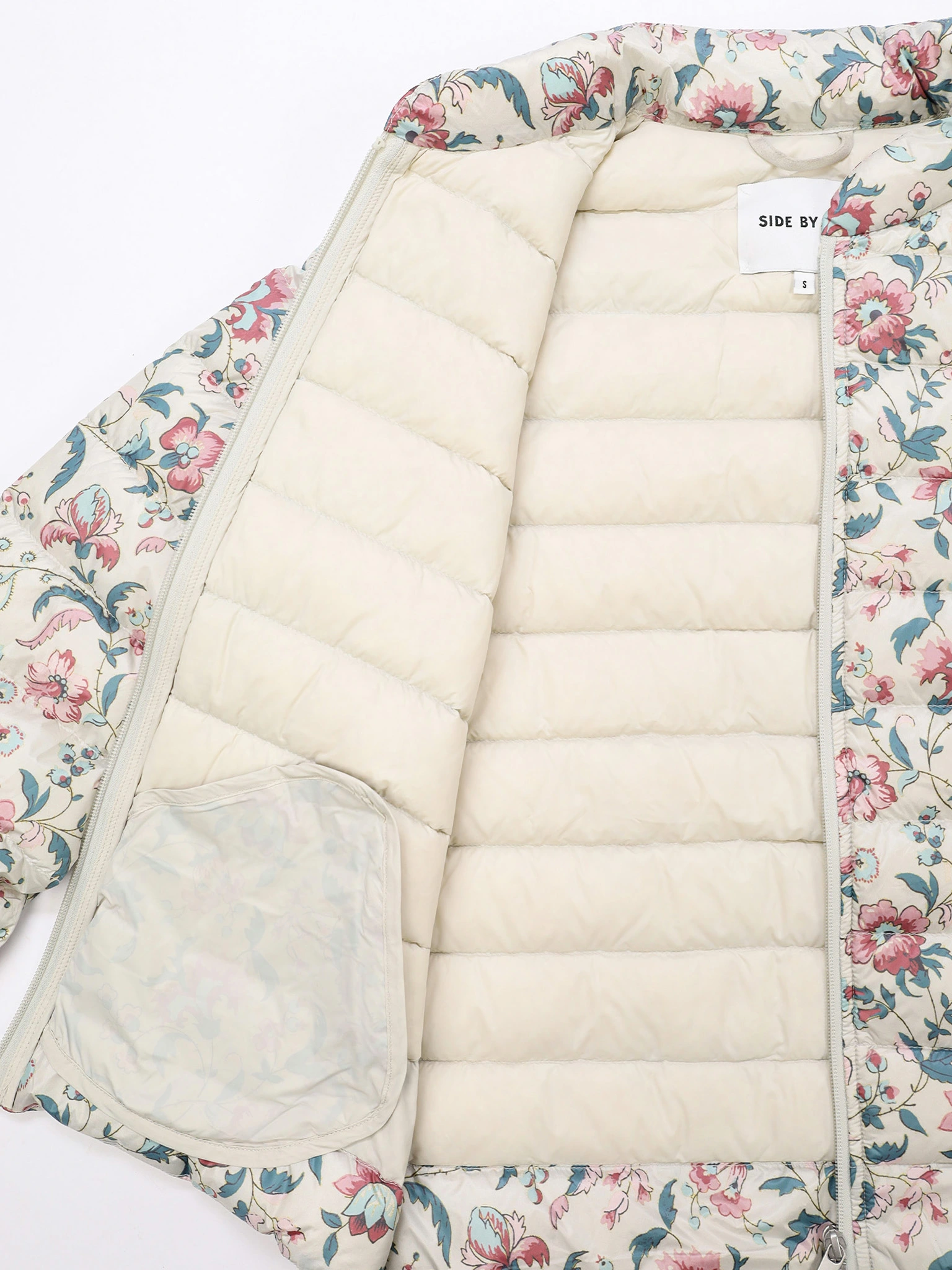 Куртка молочного цвета с цветочным принтом с горизонтальной стежкой